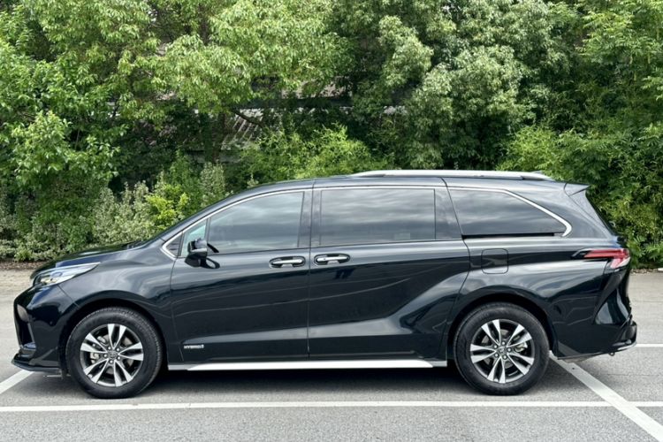 Used Toyota Granvia 2023 2.5L Hybrid Luxury Edition Exterior 4