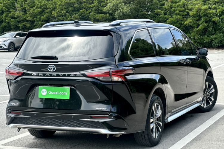 Used Toyota Granvia 2023 2.5L Hybrid Luxury Edition Exterior 9