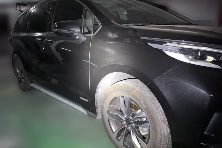 Used Toyota Granvia 2023 2.5L Hybrid Luxury Edition Front Right 45 Deg
