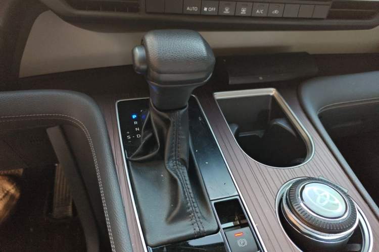 Used Toyota Granvia 2023 2.5L Hybrid Comfort Edition Gear Lever