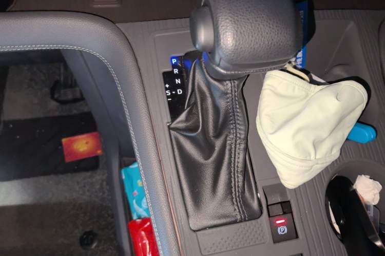 Used Toyota Granvia 2023 2.5L Hybrid Luxury Edition Gear Lever