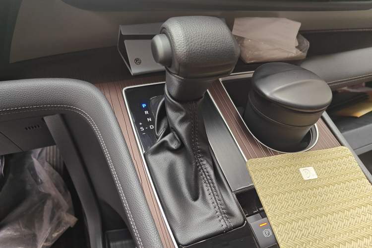 Used Toyota Granvia 2023 2.5L Hybrid Comfort Edition Gear Lever