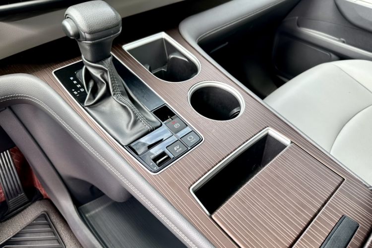 Used Toyota Granvia 2023 2.5L Hybrid Luxury Edition Gear Lever