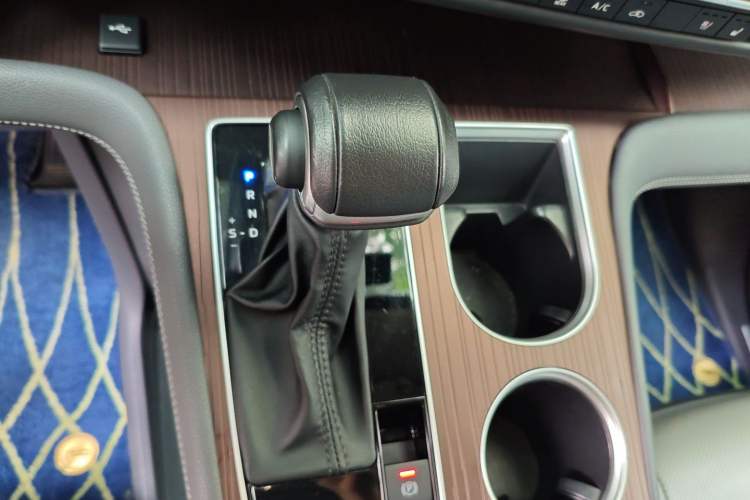 Used Toyota Granvia 2023 2.5L Hybrid Prestige VIP Edition Gear Lever