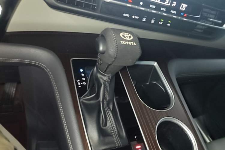 Used Toyota Granvia 2023 2.5L Hybrid Luxury Edition Gear Lever