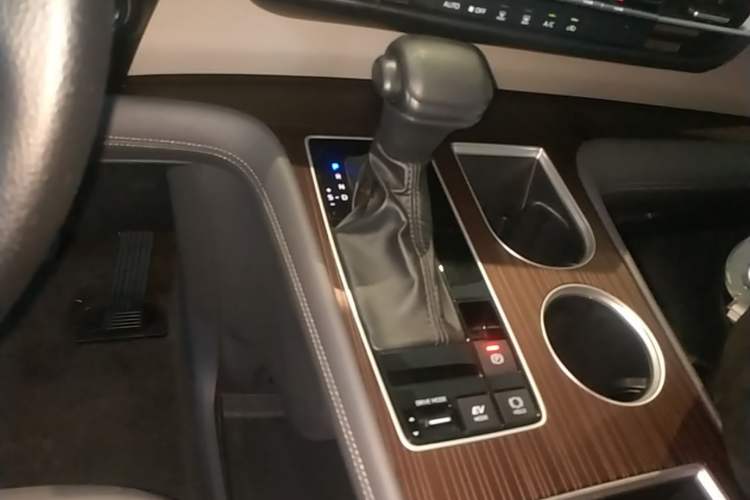Used Toyota Granvia 2023 2.5L Hybrid Comfort Edition Gear Lever
