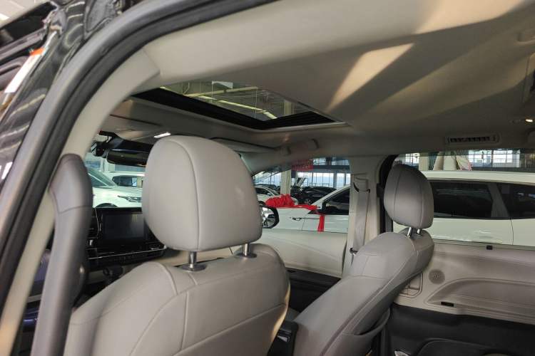 Used Toyota Granvia 2023 2.5L Hybrid Comfort Edition Headliner