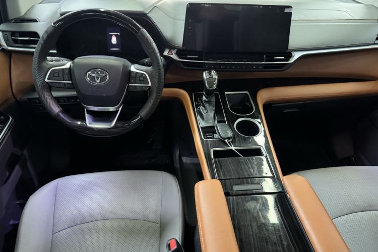Used Toyota Granvia 2023 2.5L Hybrid Luxury Edition Interior 1