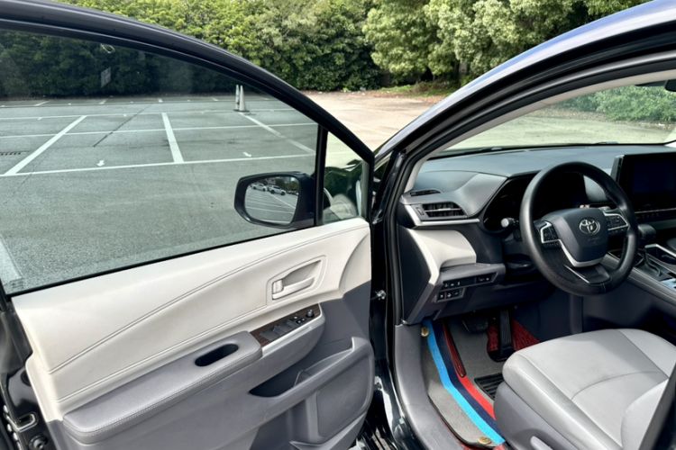 Used Toyota Granvia 2023 2.5L Hybrid Luxury Edition Interior 1