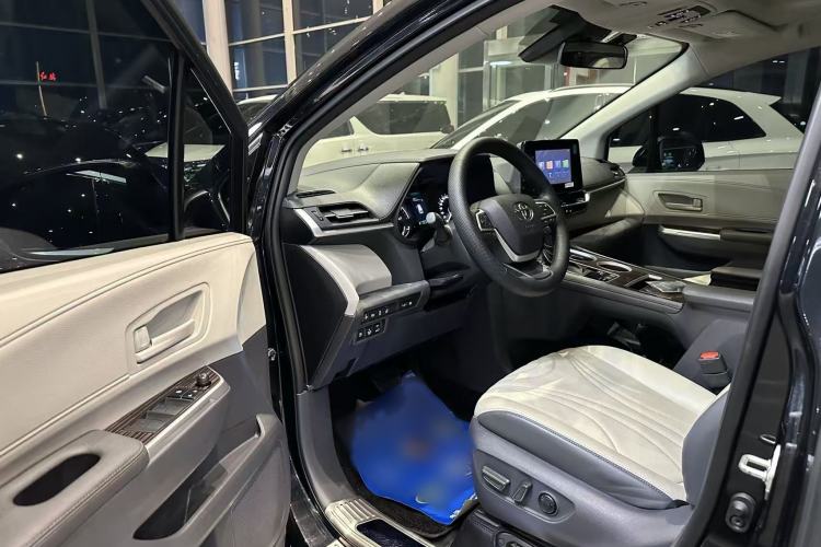 Used Toyota Granvia 2023 2.5L Hybrid Comfort Edition Interior 1