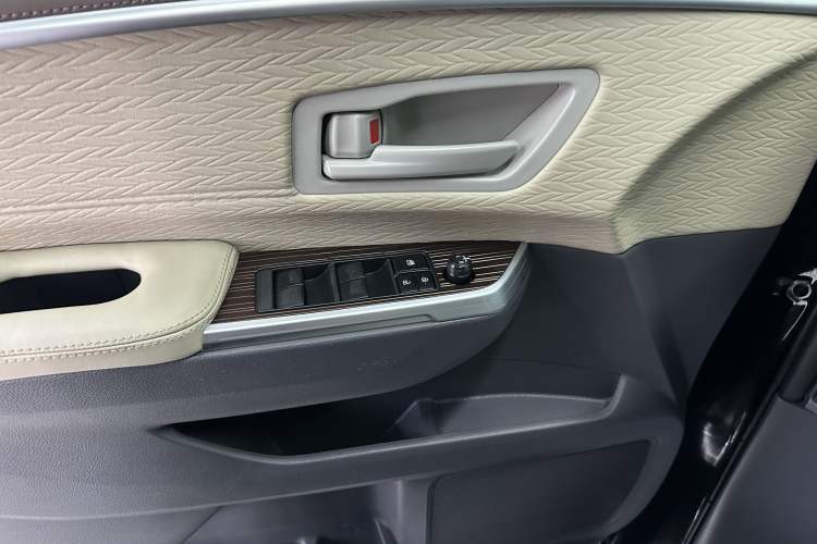 Used Toyota Granvia 2023 2.5L Hybrid Comfort Edition Interior 10