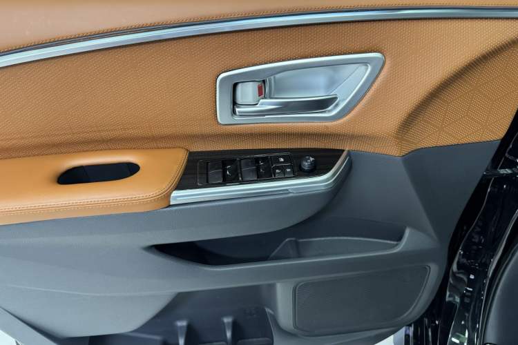 Used Toyota Granvia 2023 2.5L Hybrid Luxury Edition Interior 11