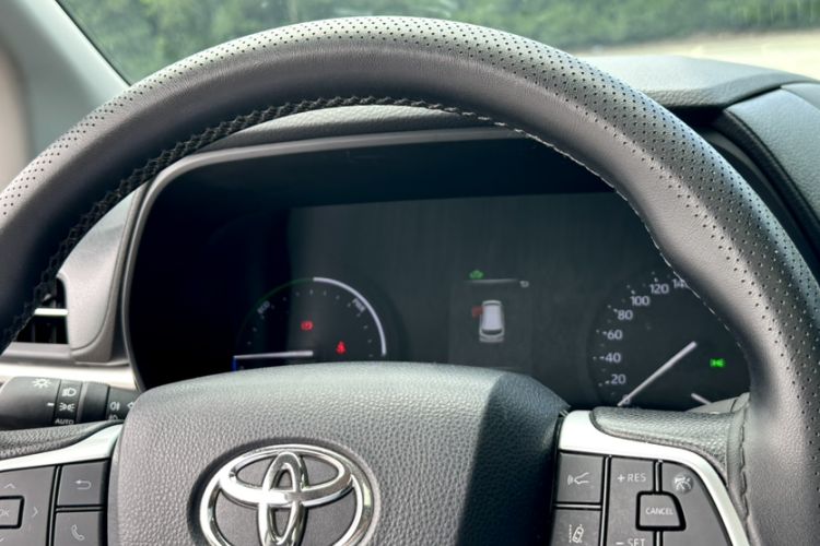 Used Toyota Granvia 2023 2.5L Hybrid Luxury Edition Interior 11