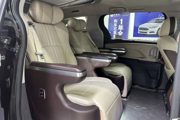Used Toyota Granvia 2023 2.5L Hybrid Comfort Edition Interior 12