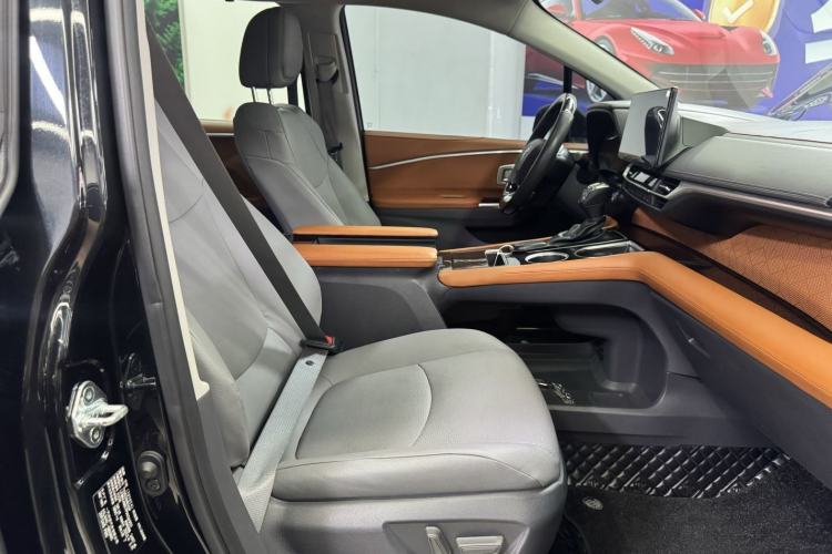 Used Toyota Granvia 2023 2.5L Hybrid Luxury Edition Interior 12