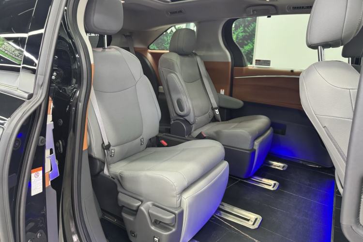 Used Toyota Granvia 2023 2.5L Hybrid Luxury Edition Interior 13