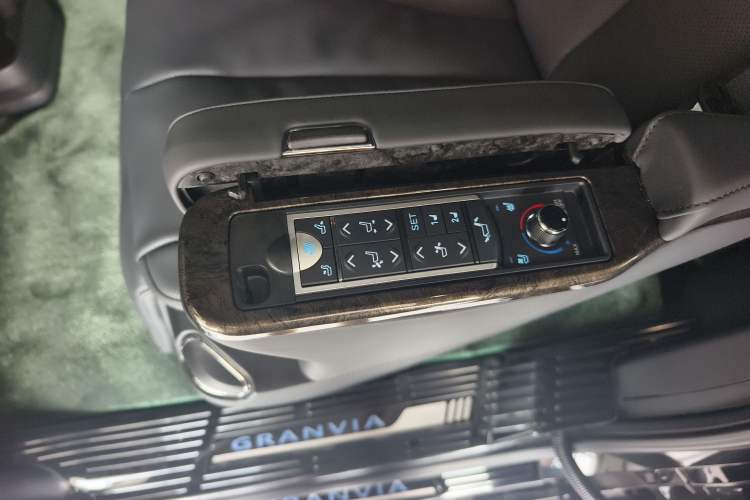 Used Toyota Granvia 2023 2.5L Hybrid Prestige VIP Edition Interior 2