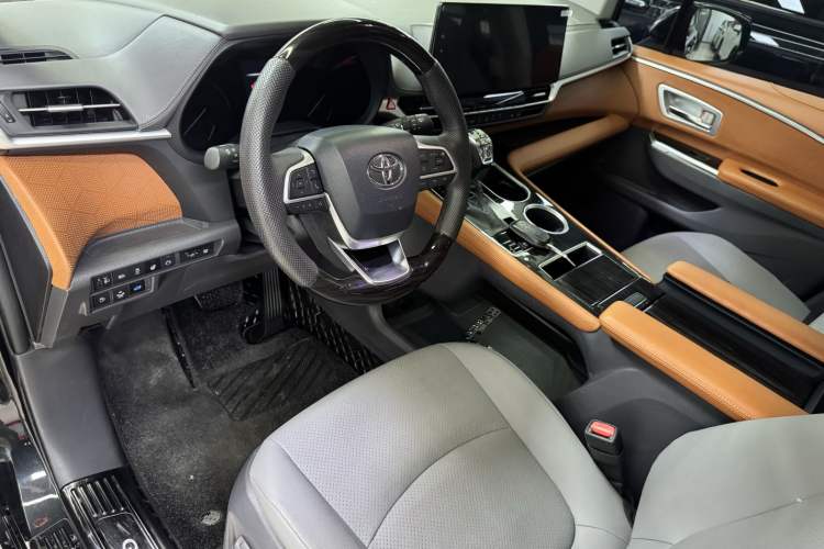 Used Toyota Granvia 2023 2.5L Hybrid Luxury Edition Interior 2