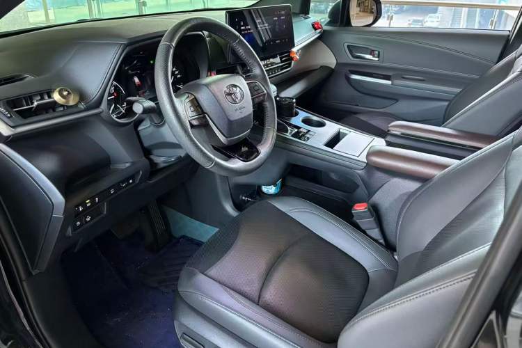 Used Toyota Granvia 2023 2.5L Hybrid Prestige VIP Edition Interior 2