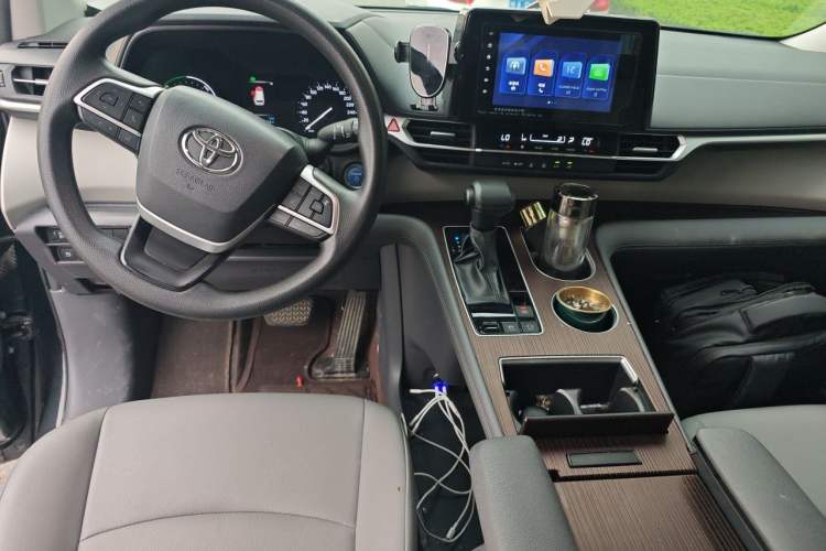 Used Toyota Granvia 2023 2.5L Hybrid Comfort Edition Interior 2