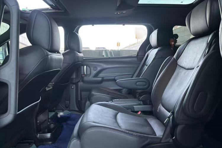 Used Toyota Granvia 2023 2.5L Hybrid Prestige VIP Edition Interior 3