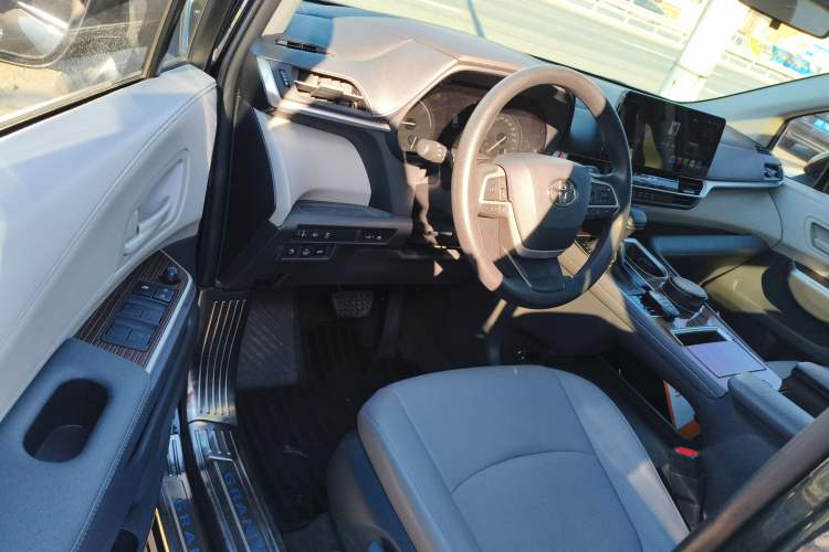 Used Toyota Granvia 2023 2.5L Hybrid Luxury Edition Interior 3