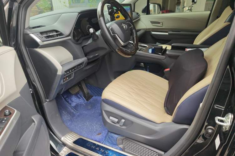 Used Toyota Granvia 2023 2.5L Hybrid Comfort Edition Interior 3