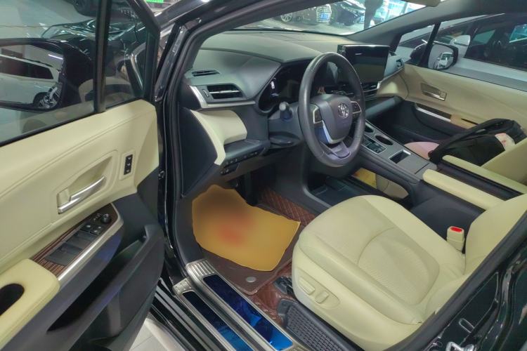 Used Toyota Granvia 2023 2.5L Hybrid Prestige PLUS Edition Interior 3