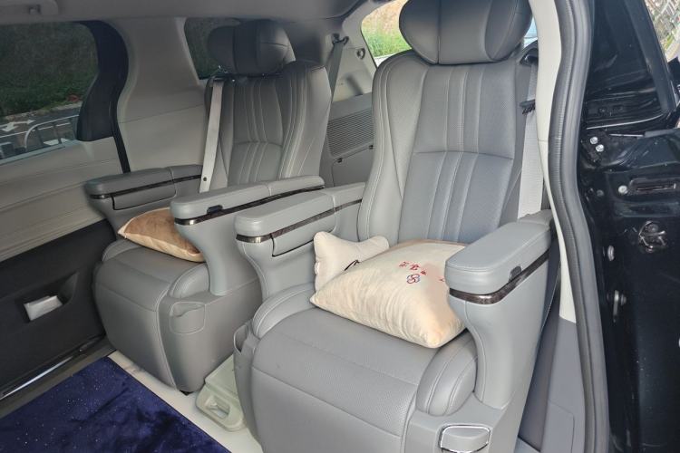 Used Toyota Granvia 2023 2.5L Hybrid Luxury Edition Interior 4