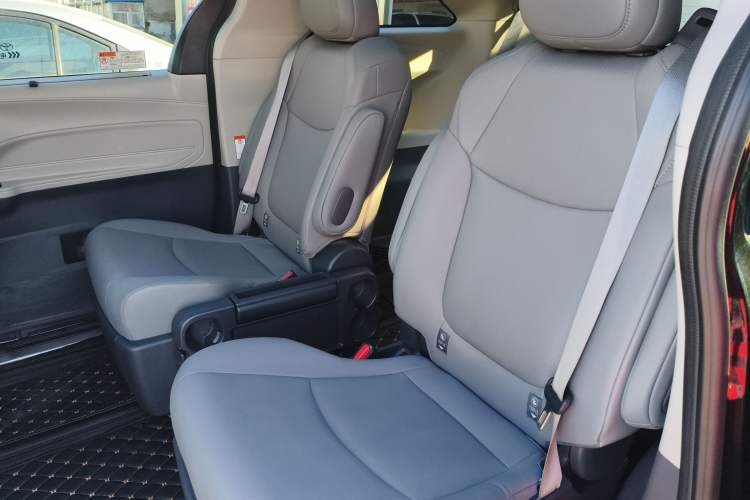 Used Toyota Granvia 2023 2.5L Hybrid Luxury Edition Interior 4