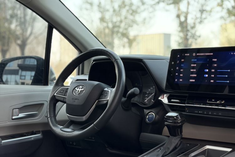 Used Toyota Granvia 2023 2.5L Hybrid Prestige PLUS Edition Interior 4