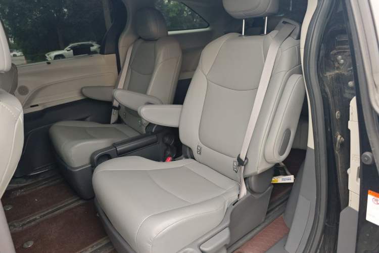 Used Toyota Granvia 2023 2.5L Hybrid Comfort Edition Interior 4