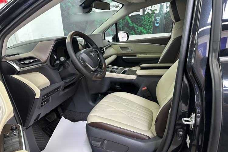 Used Toyota Granvia 2023 2.5L Hybrid Comfort Edition Interior 5