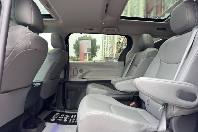 Used Toyota Granvia 2023 2.5L Hybrid Luxury Edition Interior 5