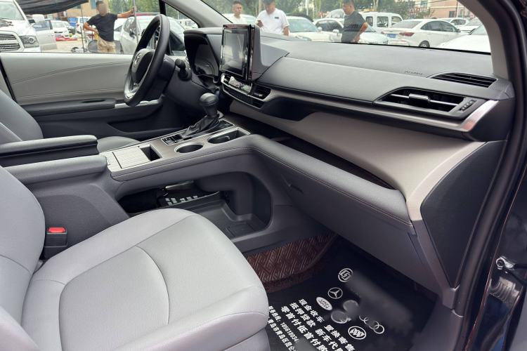 Used Toyota Granvia 2023 2.5L Hybrid Luxury Edition Interior 6
