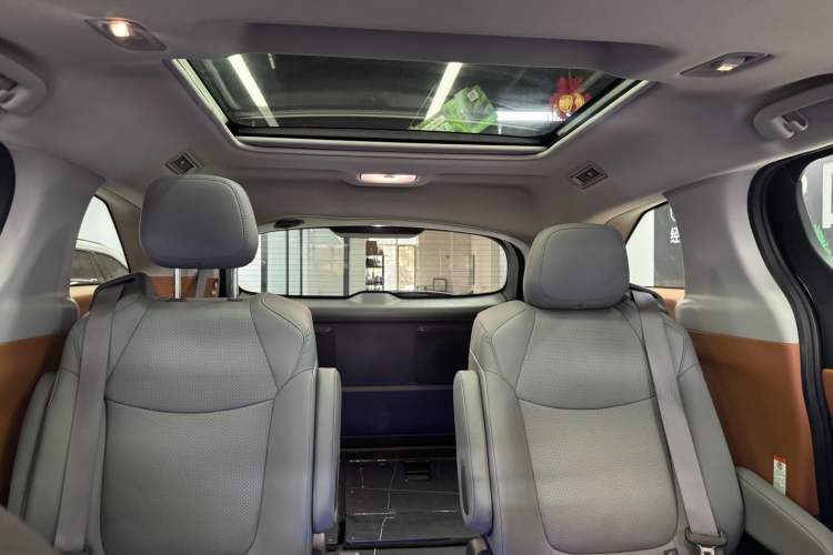 Used Toyota Granvia 2023 2.5L Hybrid Luxury Edition Interior 7