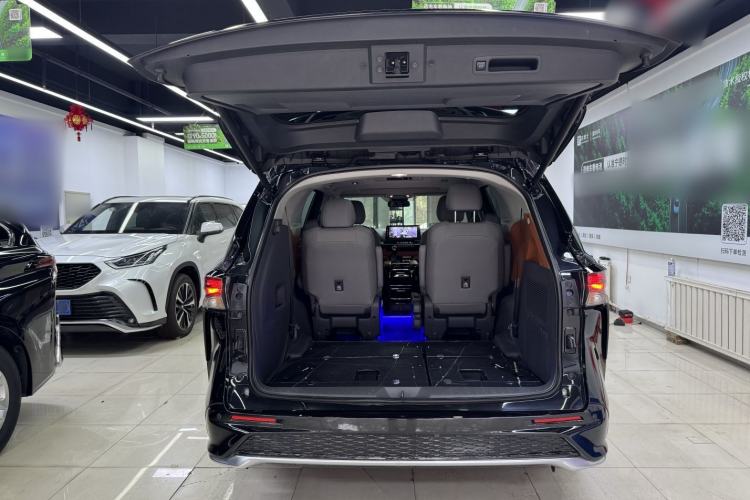 Used Toyota Granvia 2023 2.5L Hybrid Luxury Edition Interior 8