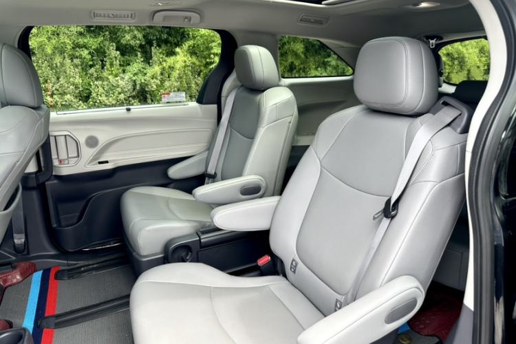 Used Toyota Granvia 2023 2.5L Hybrid Luxury Edition Interior 8