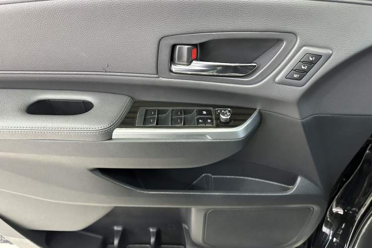 Used Toyota Granvia 2023 2.5L Hybrid Flagship VIP Edition Interior 9