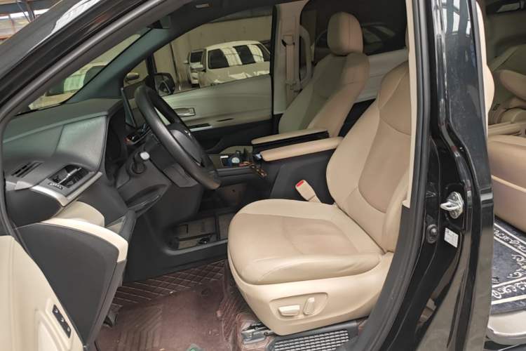 Used Toyota Granvia 2023 2.5L Hybrid Prestige PLUS Edition Left Front Seat