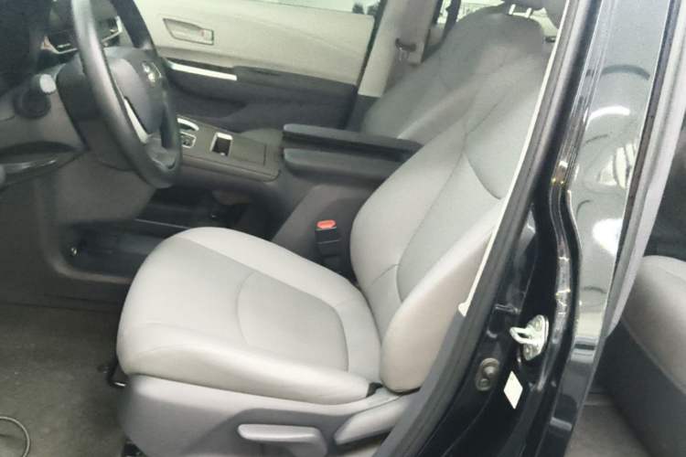 Used Toyota Granvia 2023 2.5L Hybrid Comfort Edition Left Front Seat