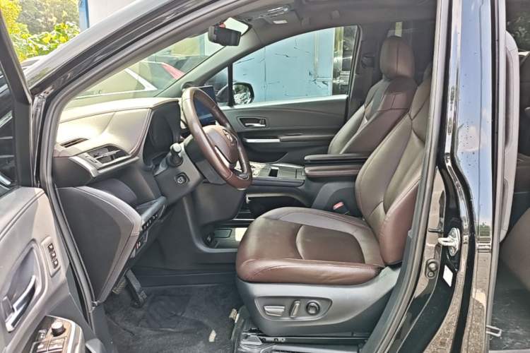Used Toyota Granvia 2023 2.5L Hybrid Flagship VIP Edition Left Front Seat