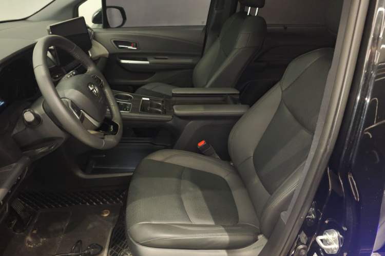 Used Toyota Granvia 2023 2.5L Hybrid Prestige VIP Edition Left Front Seat