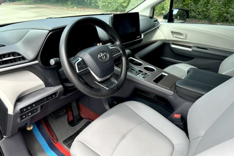 Used Toyota Granvia 2023 2.5L Hybrid Luxury Edition Left Front Seat