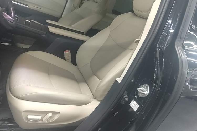 Used Toyota Granvia 2023 2.5L Hybrid Prestige PLUS Edition Left Front Seat