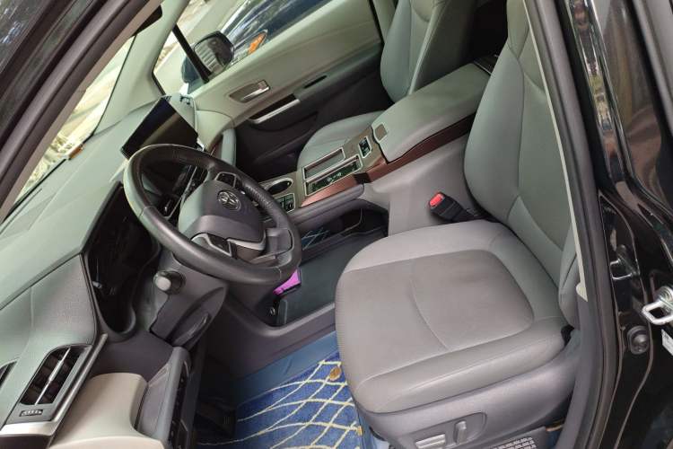 Used Toyota Granvia 2023 2.5L Hybrid Prestige VIP Edition Left Front Seat
