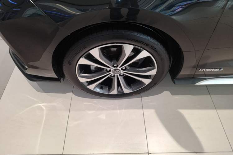 Used Toyota Granvia 2023 2.5L Hybrid Flagship VIP Edition Left Front Wheel Hub