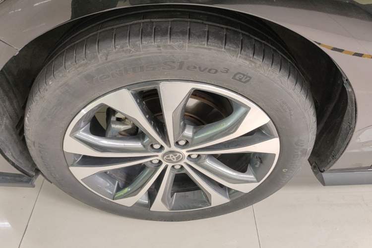 Used Toyota Granvia 2023 2.5L Hybrid Flagship VIP Edition Left Front Wheel Hub