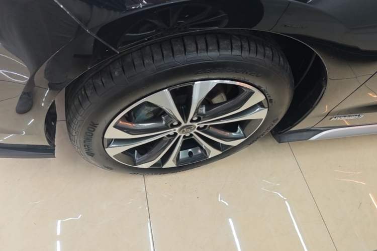 Used Toyota Granvia 2023 2.5L Hybrid Flagship VIP Edition Left Front Wheel Hub