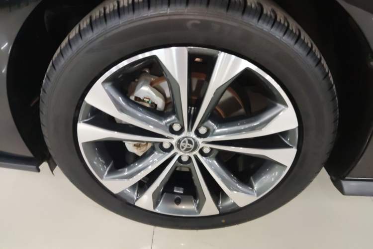 Used Toyota Granvia 2023 2.5L Hybrid Prestige PLUS Edition Left Front Wheel Hub